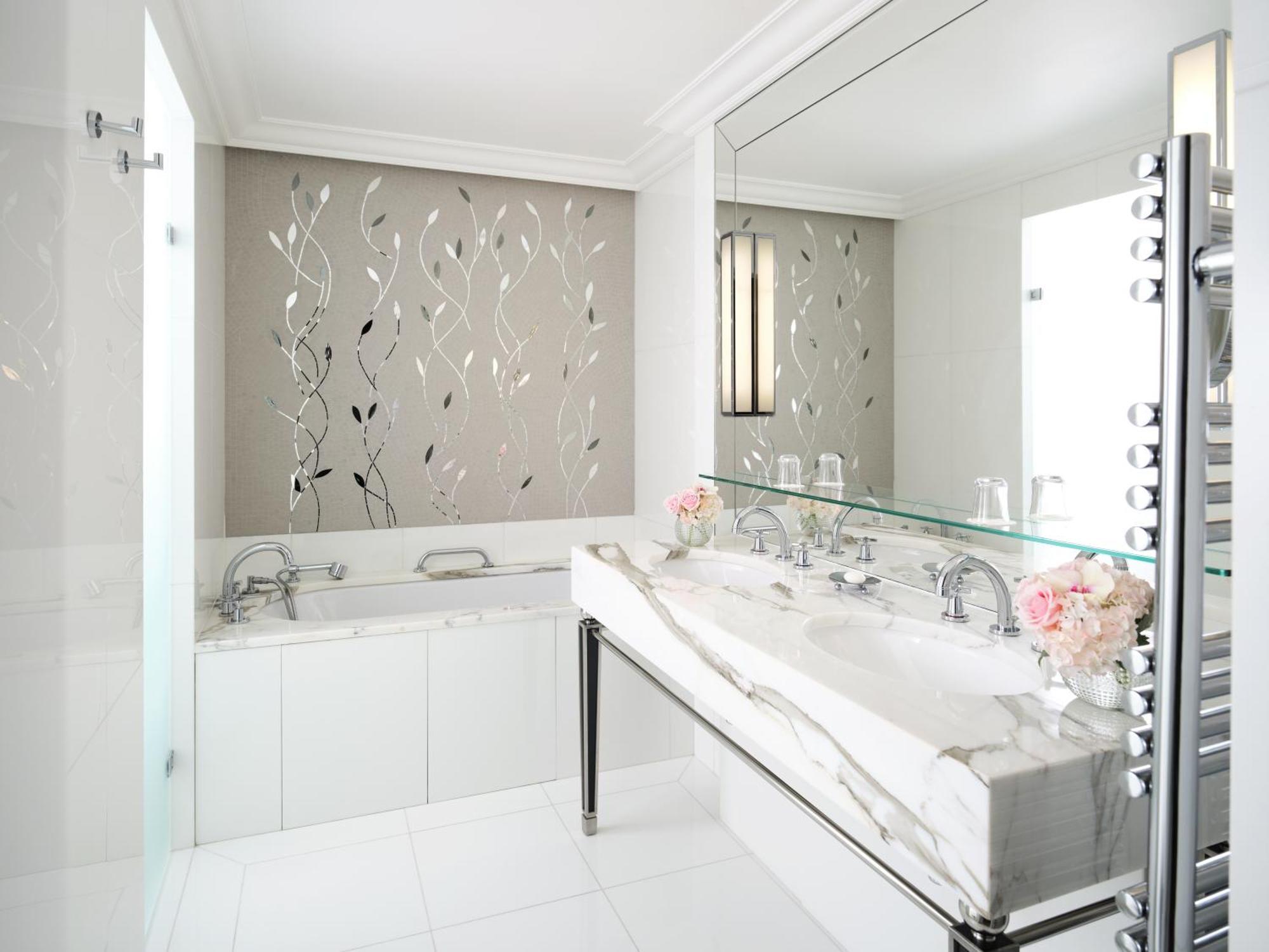 Junior Suite, avenue Montaigne view
